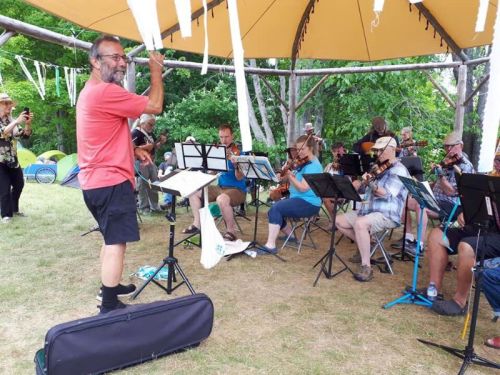 Victor Maltby stepped in to lead the Fiddle Orchestra at the 2022 Blue Skies Festival. He is picured above at a rehearsal on the site shortly before the orchestra performance